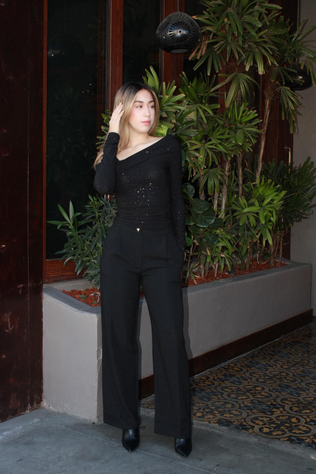 Blusa escote, asimétrico negra, brillosa #11644￼