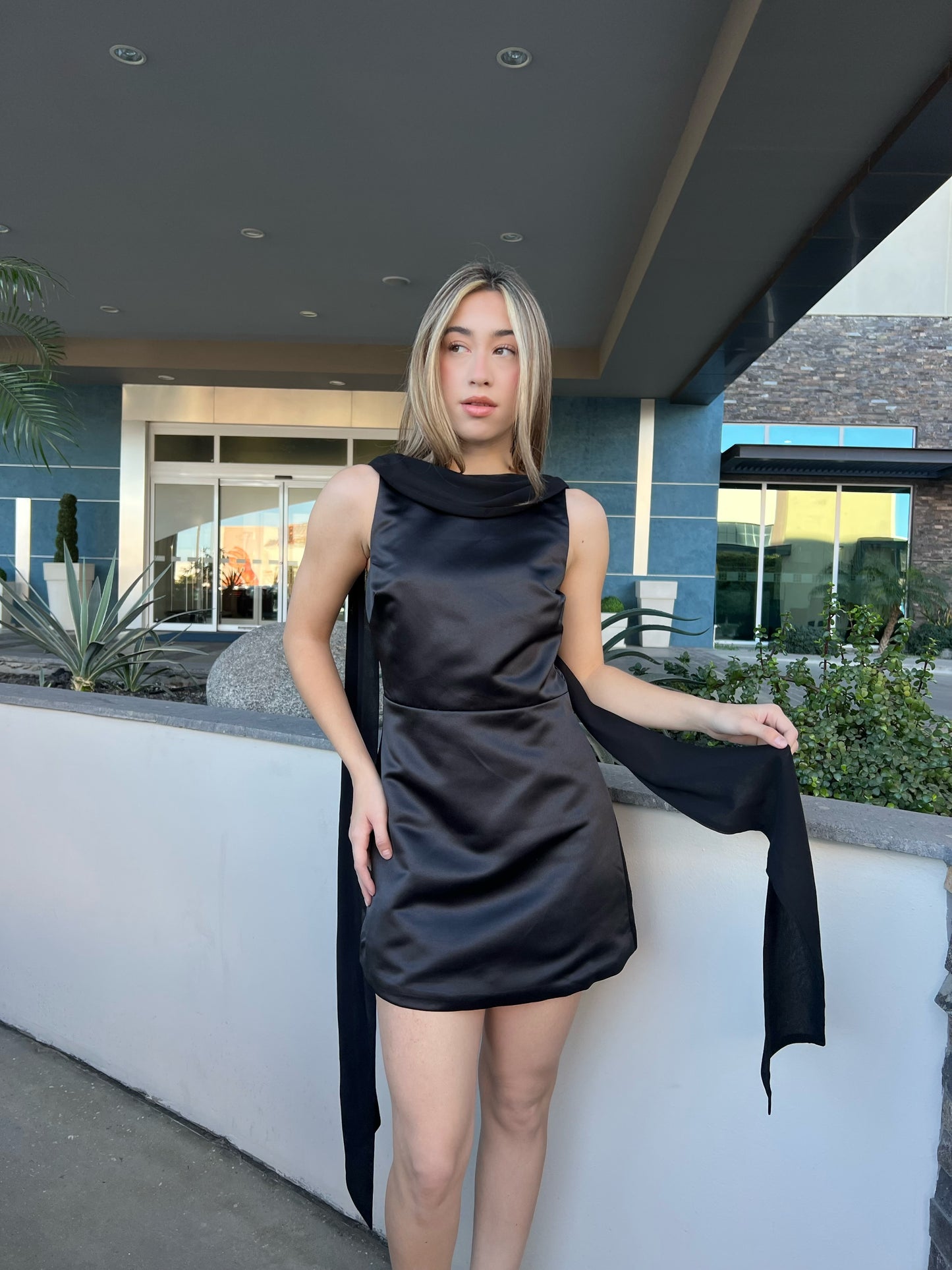 Vestido negro, corto, satín con mascada pegada #11728￼
