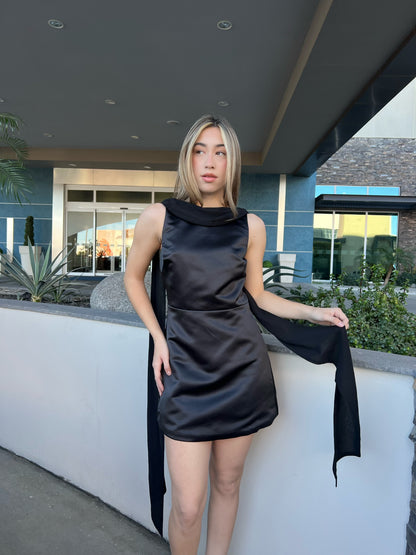 Vestido negro, corto, satín con mascada pegada #11728￼