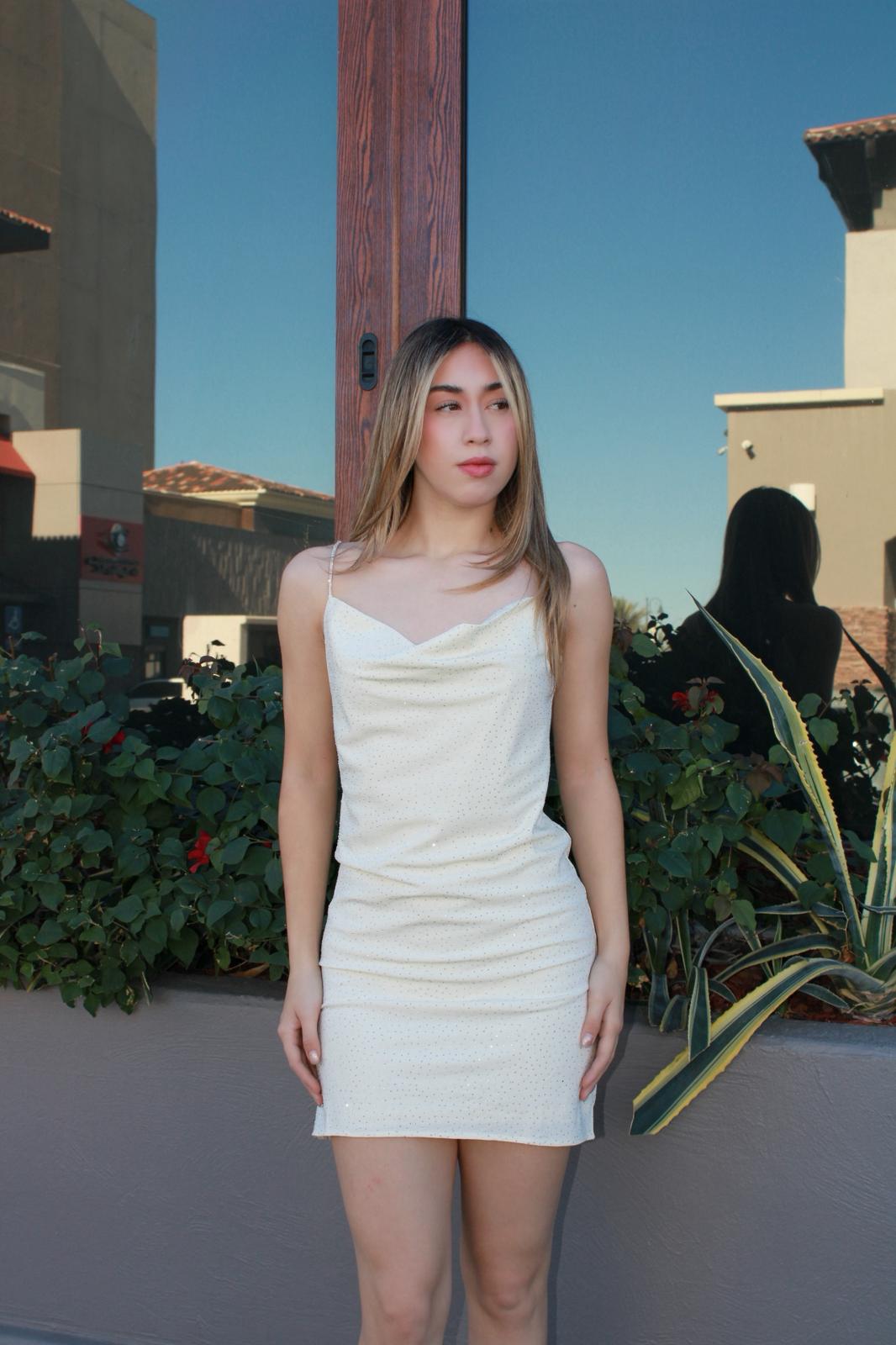 Vestido crema con brillos corto #11623