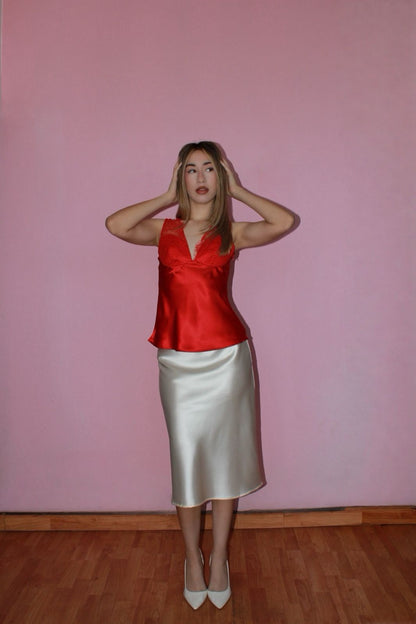 Blusa roja satín con escote de encaje￼#11755