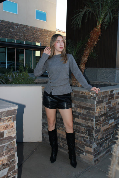 Suéter gris, con botones de un lado #11671￼