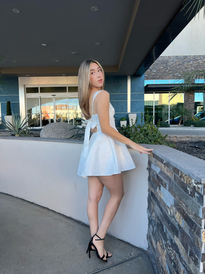Vestido blanco, corto con moño atrás #11727￼