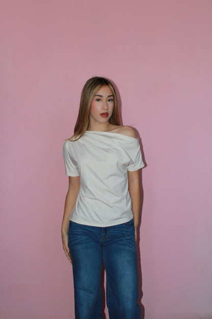 Blusa blanca manga corta hombro asimétrico #11742