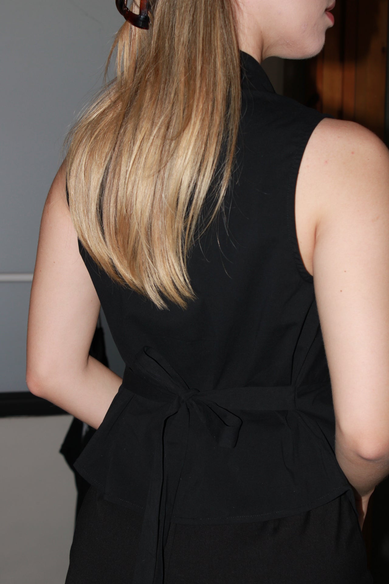 Camisa negra sin mangas con nudo #11054