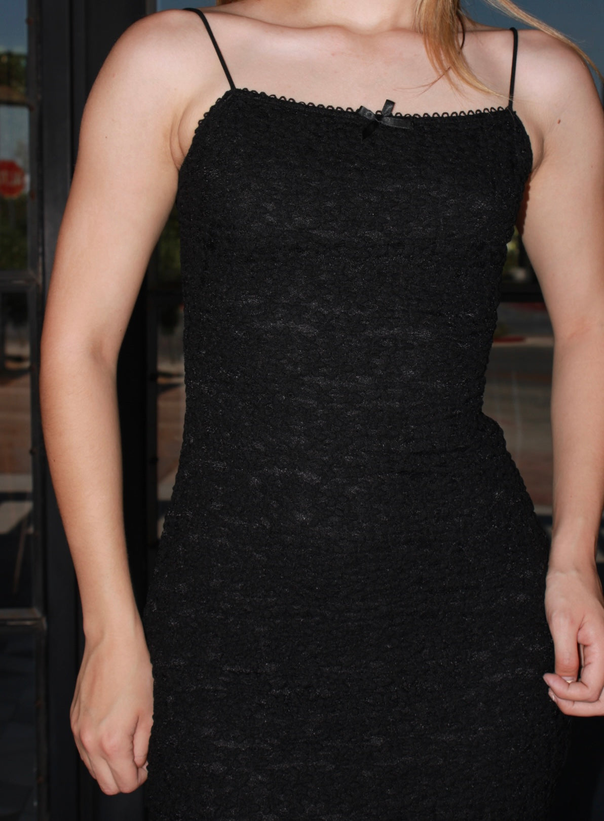 Vestido negro midi pegado tela rugosa #11294