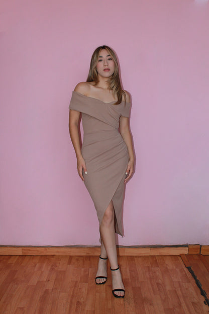 Vestido off shoulder mocha midi drapeado d lado #11372