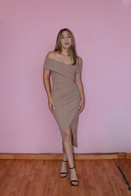 Vestido off shoulder mocha midi drapeado d lado #11372