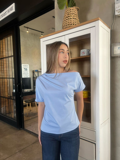 Blusa azul cielo hombro asimétrico #11834