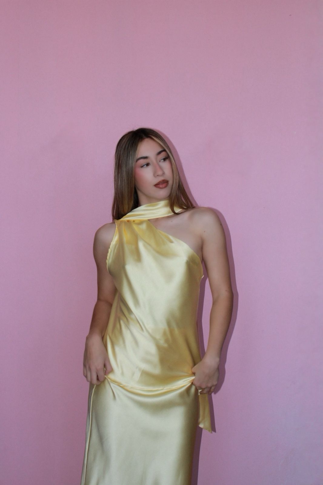 Blusa amarilla, satín Halter con estola. #11744