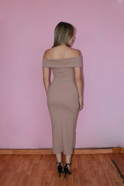Vestido off shoulder mocha midi drapeado d lado #11372
