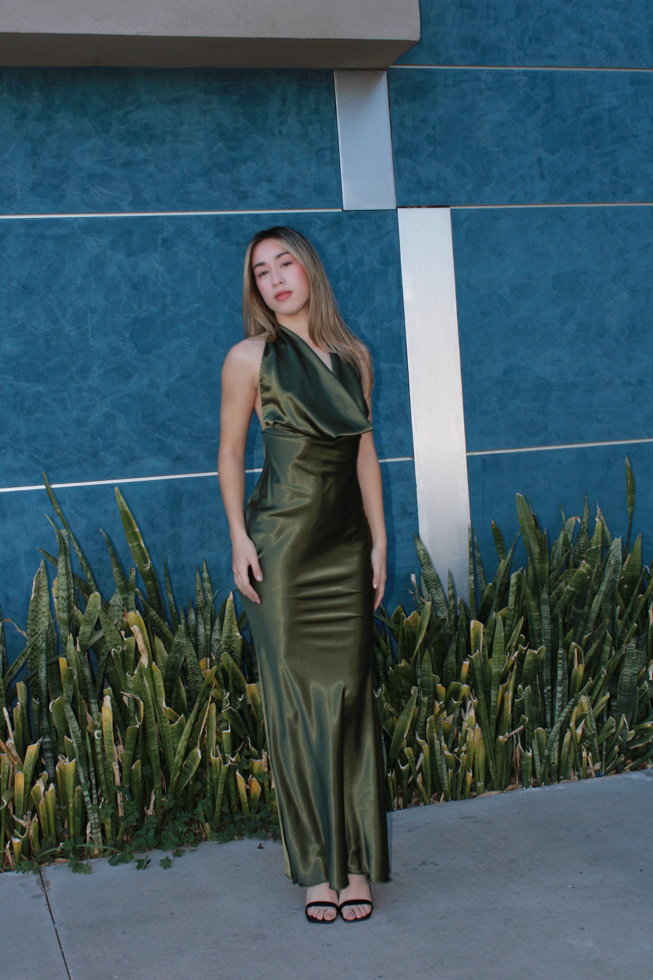 Vestido verde olivo halter de satín #11603