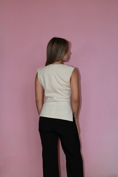 Blusa color crema sin manga lado drapeado #11369