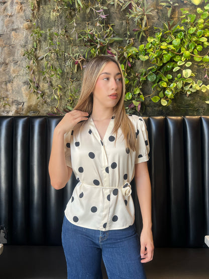 Blusa polkadot con cinto de flor #11846￼
