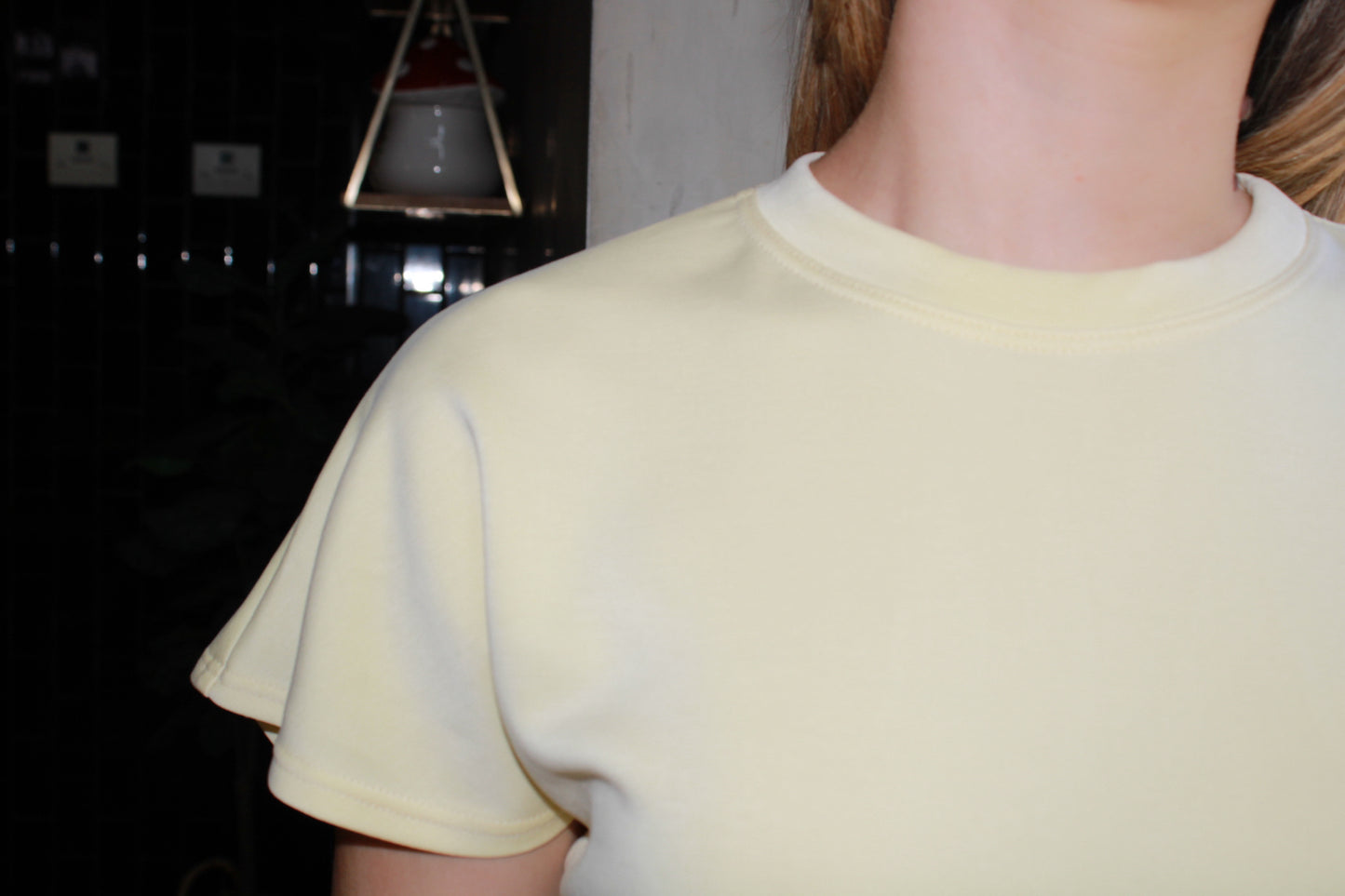 Blusa amarilla básica con manga oleada #11326