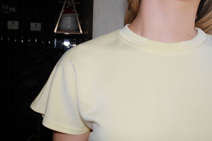 Blusa amarilla básica con manga oleada #11326