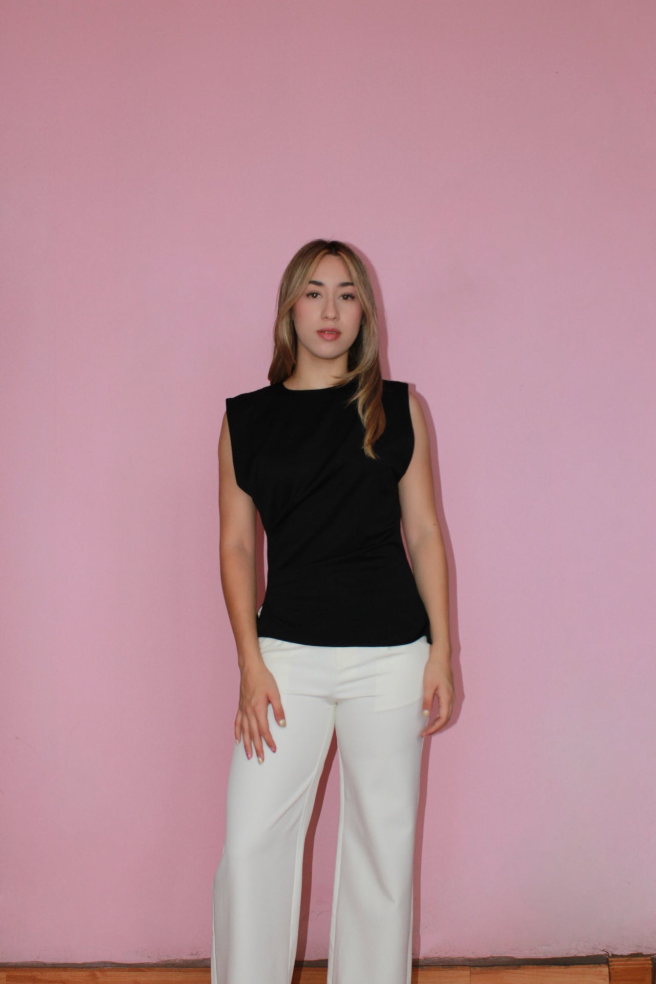 Blusa negra sin manga lado drapeado #11370