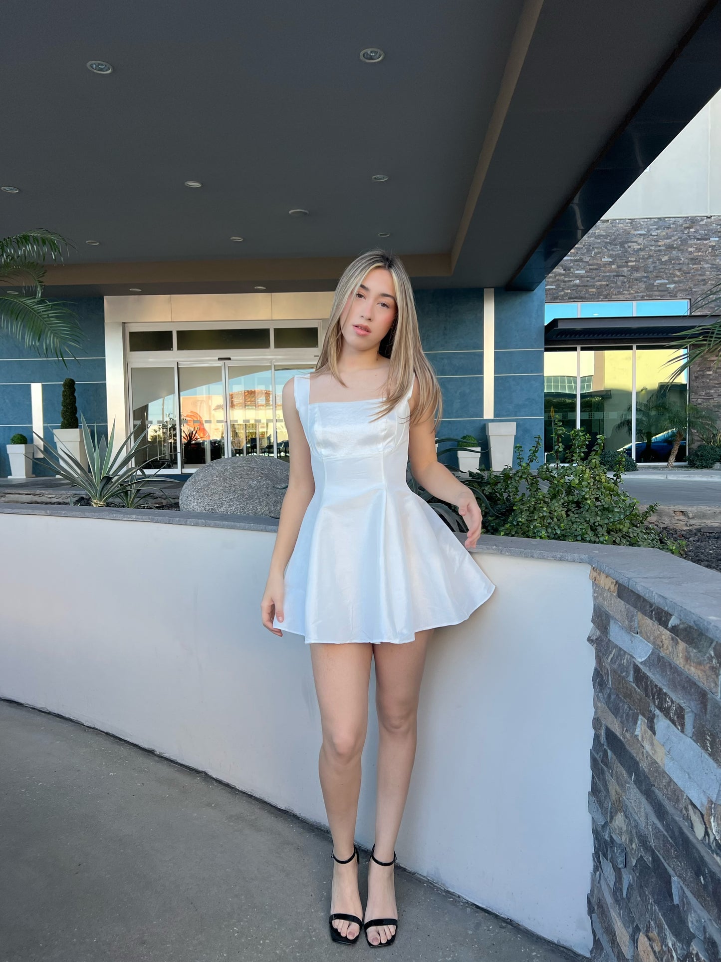 Vestido blanco, corto con moño atrás #11727￼