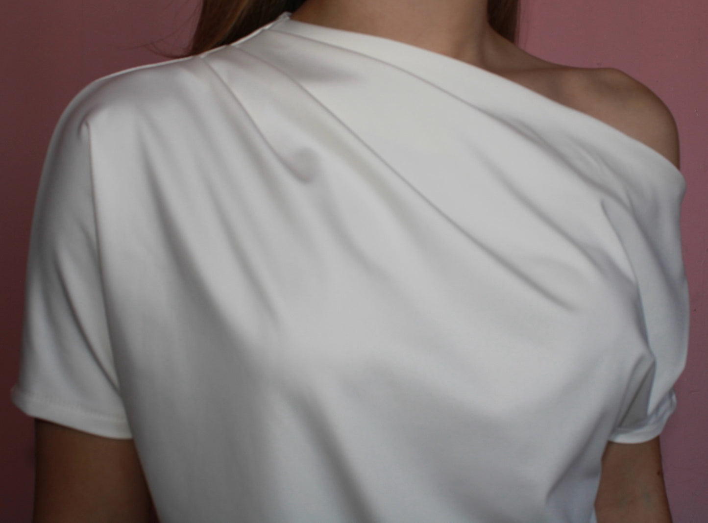 Blusa blanca manga corta hombro asimétrico #11742