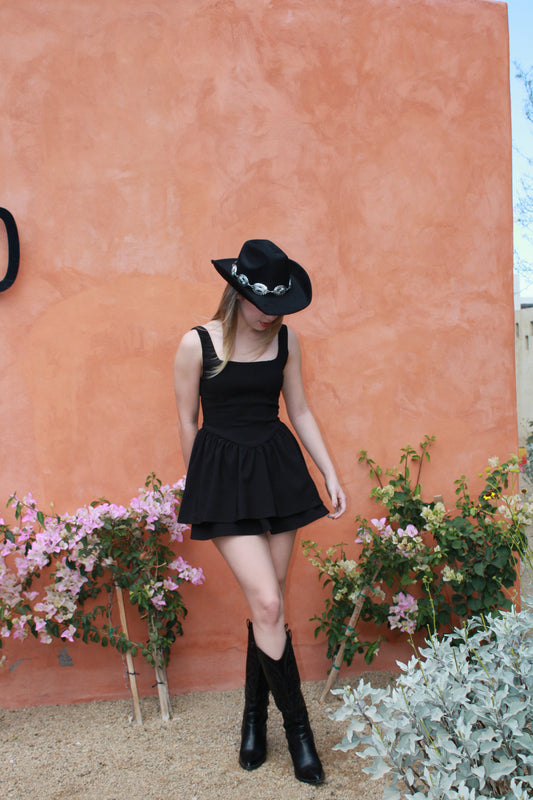 Vestido negro corto con olanes #11031
