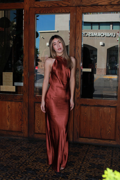 Vestido halter satin café #11556