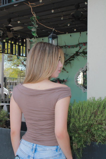 Blusa café de hombros asimétricos #11191