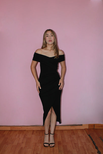 Vestido off shoulder negro midi drapeado d lado #11371