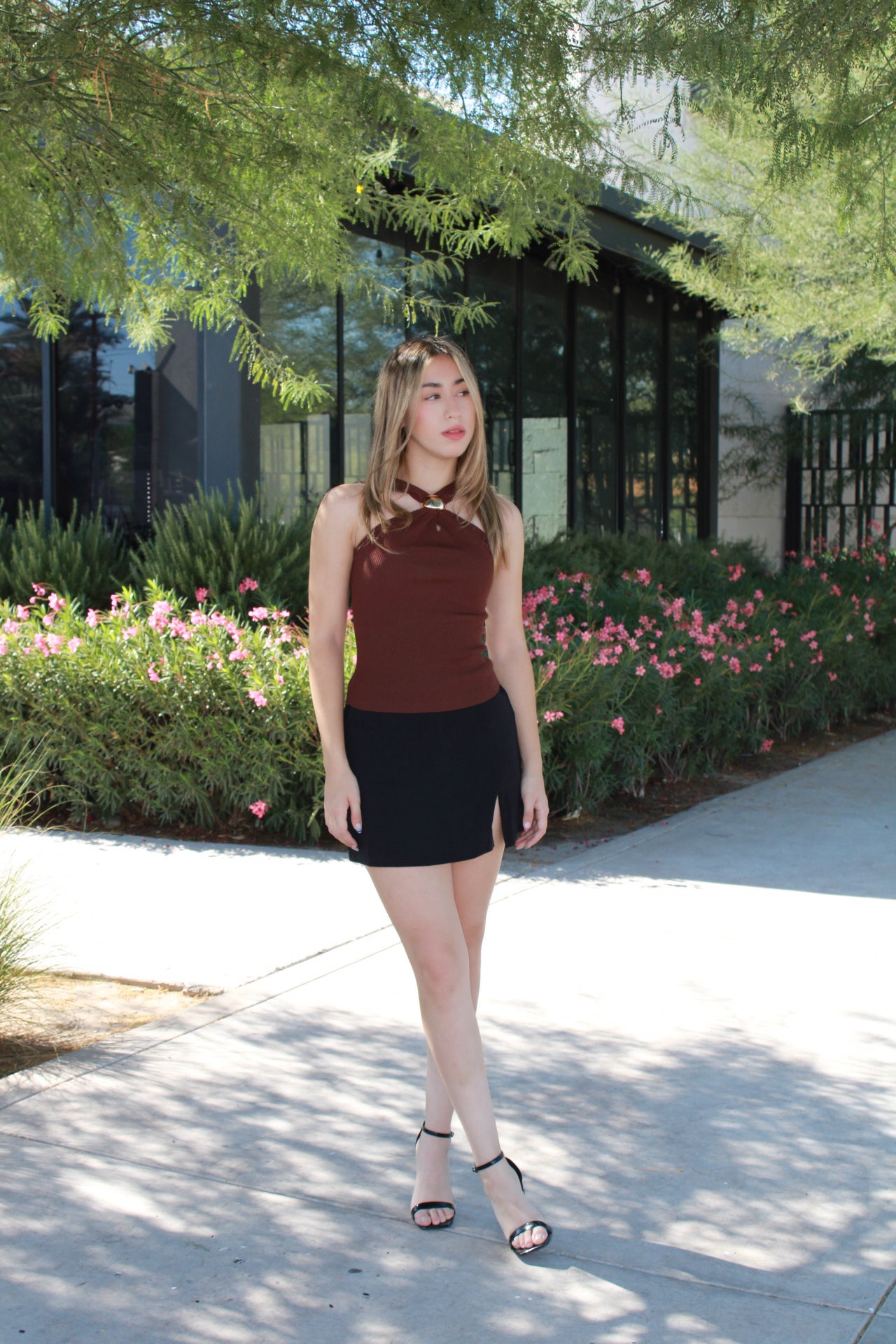 Blusa Halter, café, con detalle dorado #11522￼