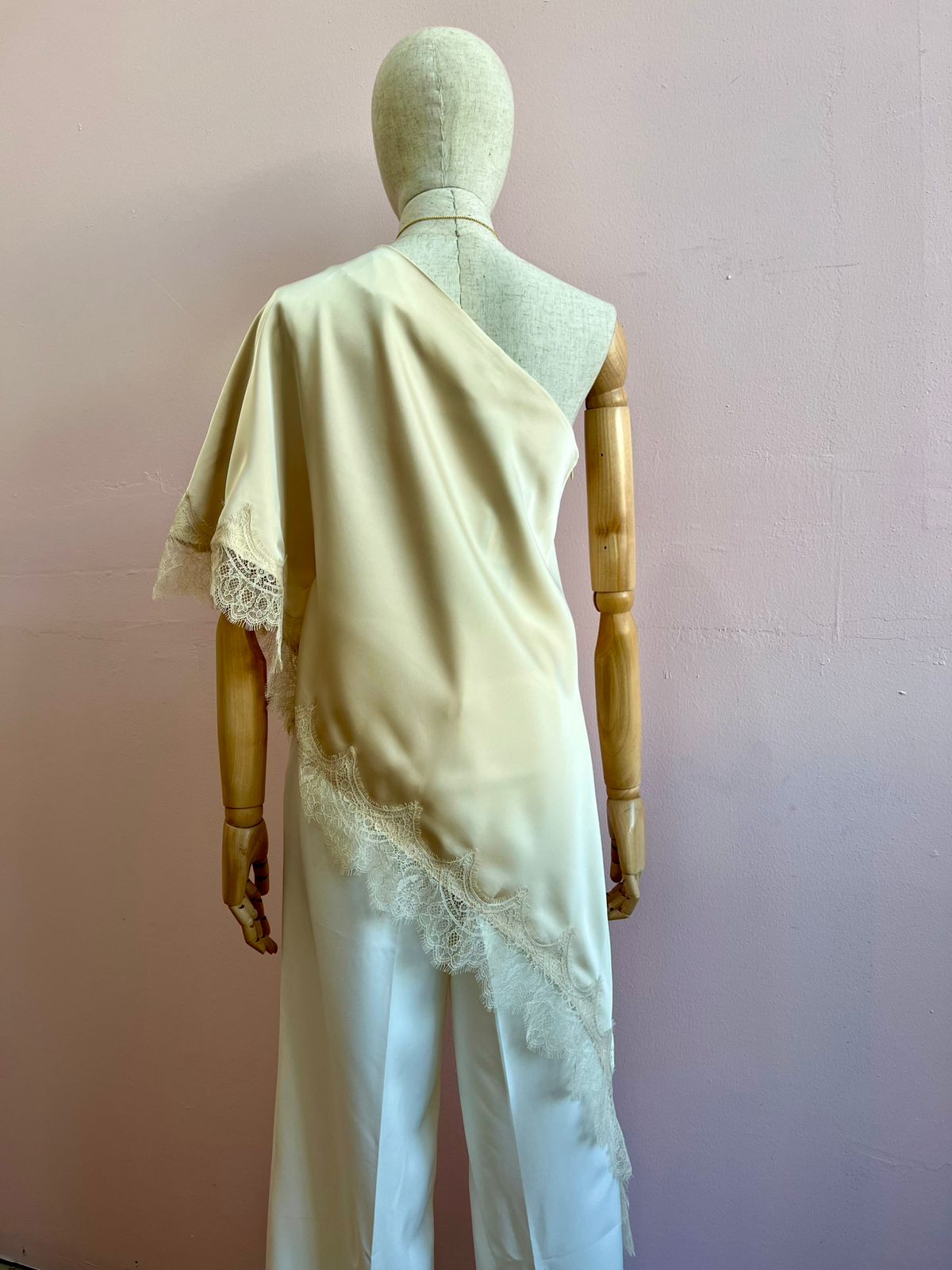 Blusa de encaje, crema asimétrica #11949￼