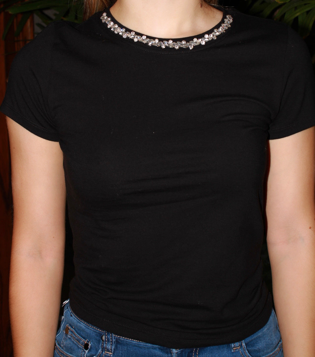 Camiseta negra c cuello de brillos #11490