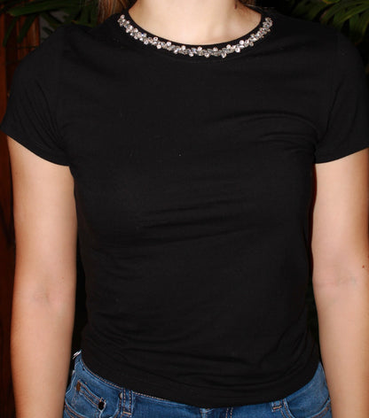 Camiseta negra c cuello de brillos #11490