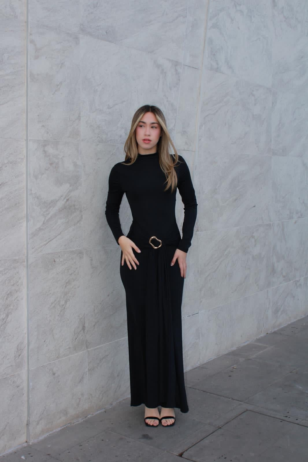 Vestido negro largo con detalle dorado #11592