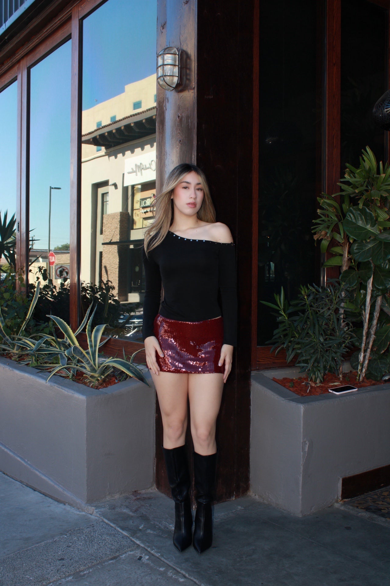 Blusa negra one shoulder c remáches #11543