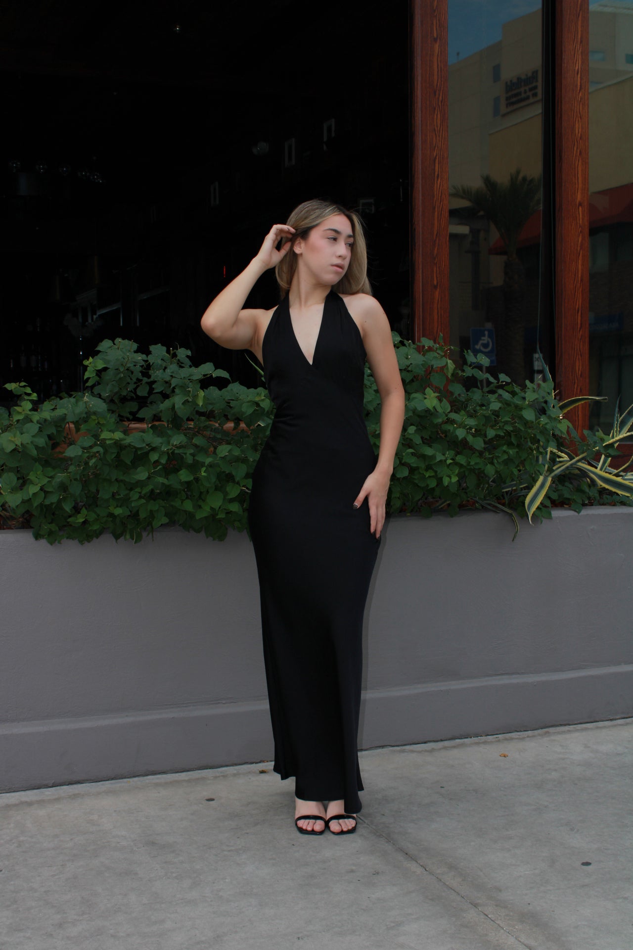 Vestido negro halter satín #11468