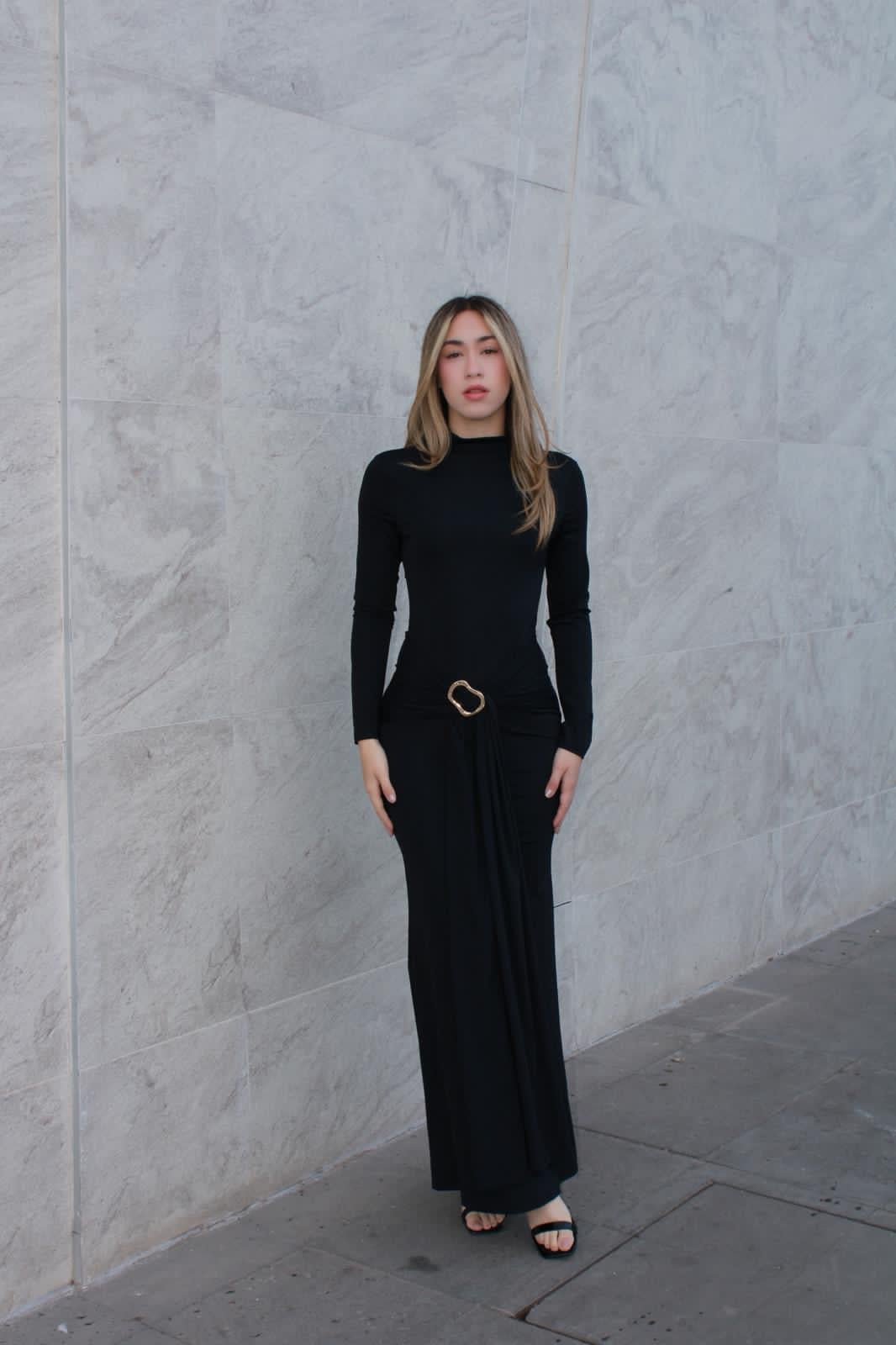 Vestido negro largo con detalle dorado #11592