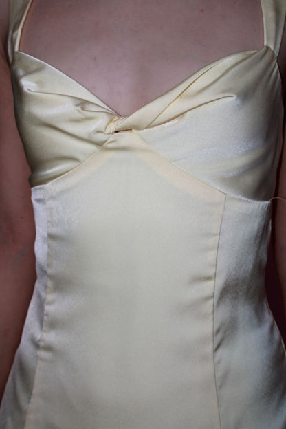 Vestido amarillo, bajito, corto, satinado. ￼#11760