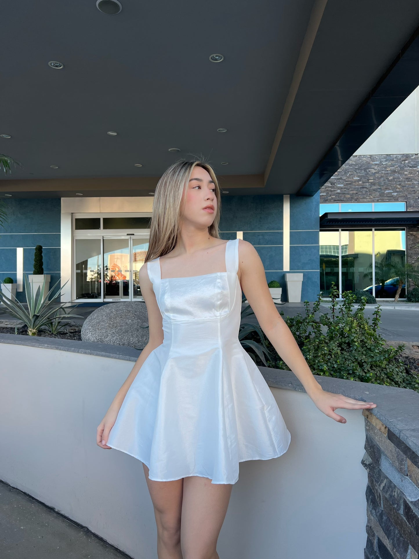Vestido blanco, corto con moño atrás #11727￼