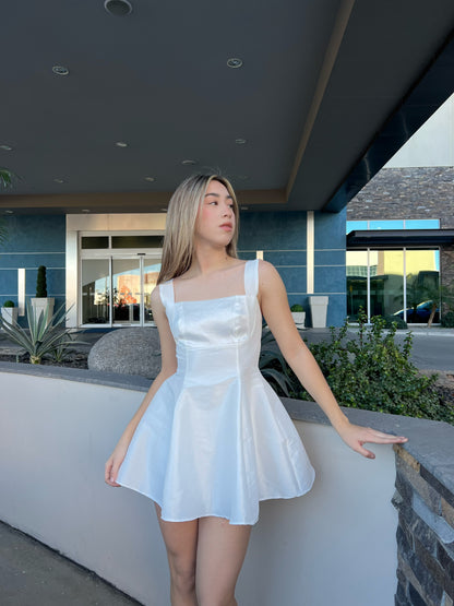 Vestido blanco, corto con moño atrás #11727￼
