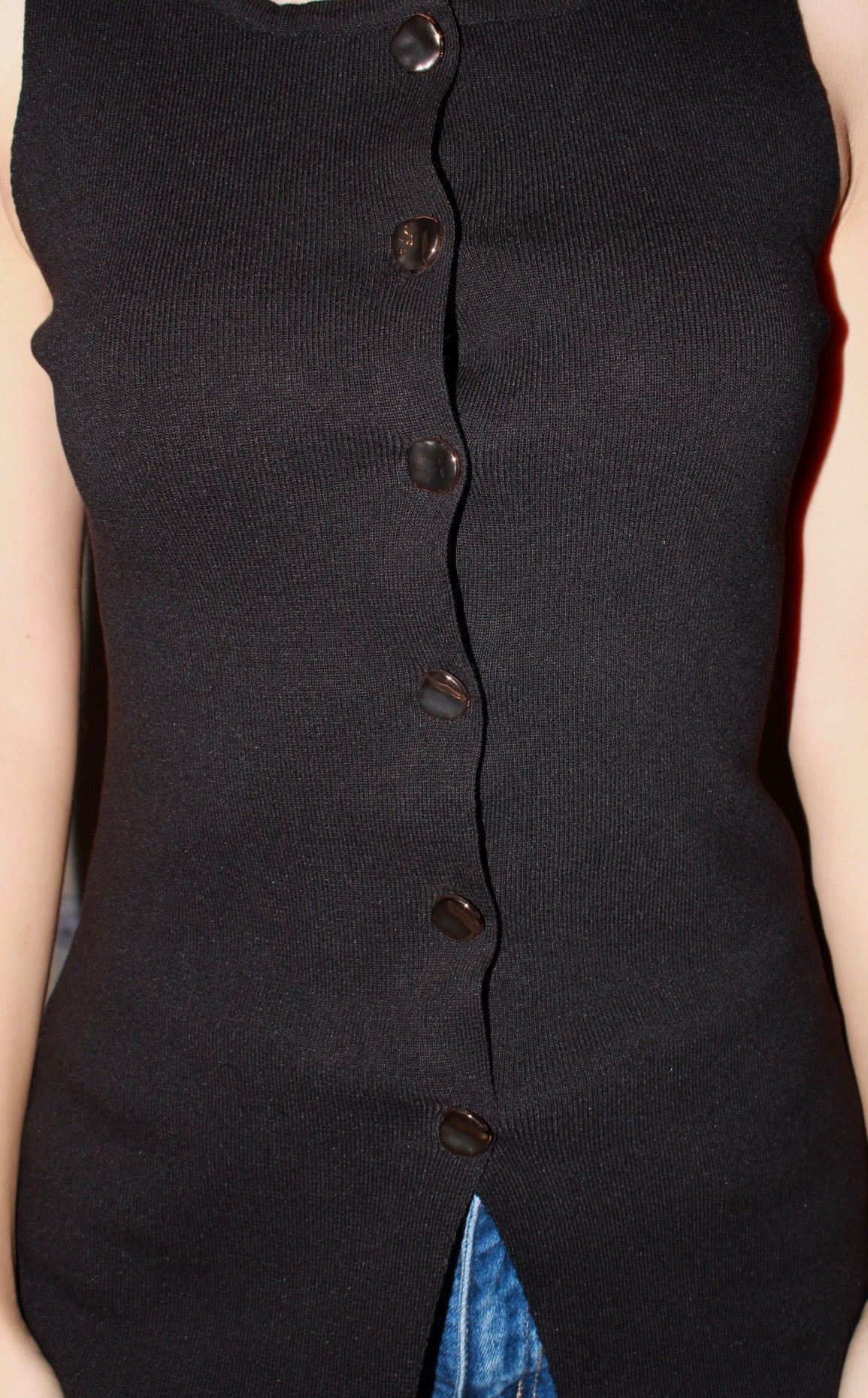 Chaleco negro, seis botones ￼#11412