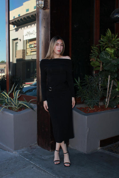 Vestido negro manga larga c metal dorado hombro asimétrico #11621