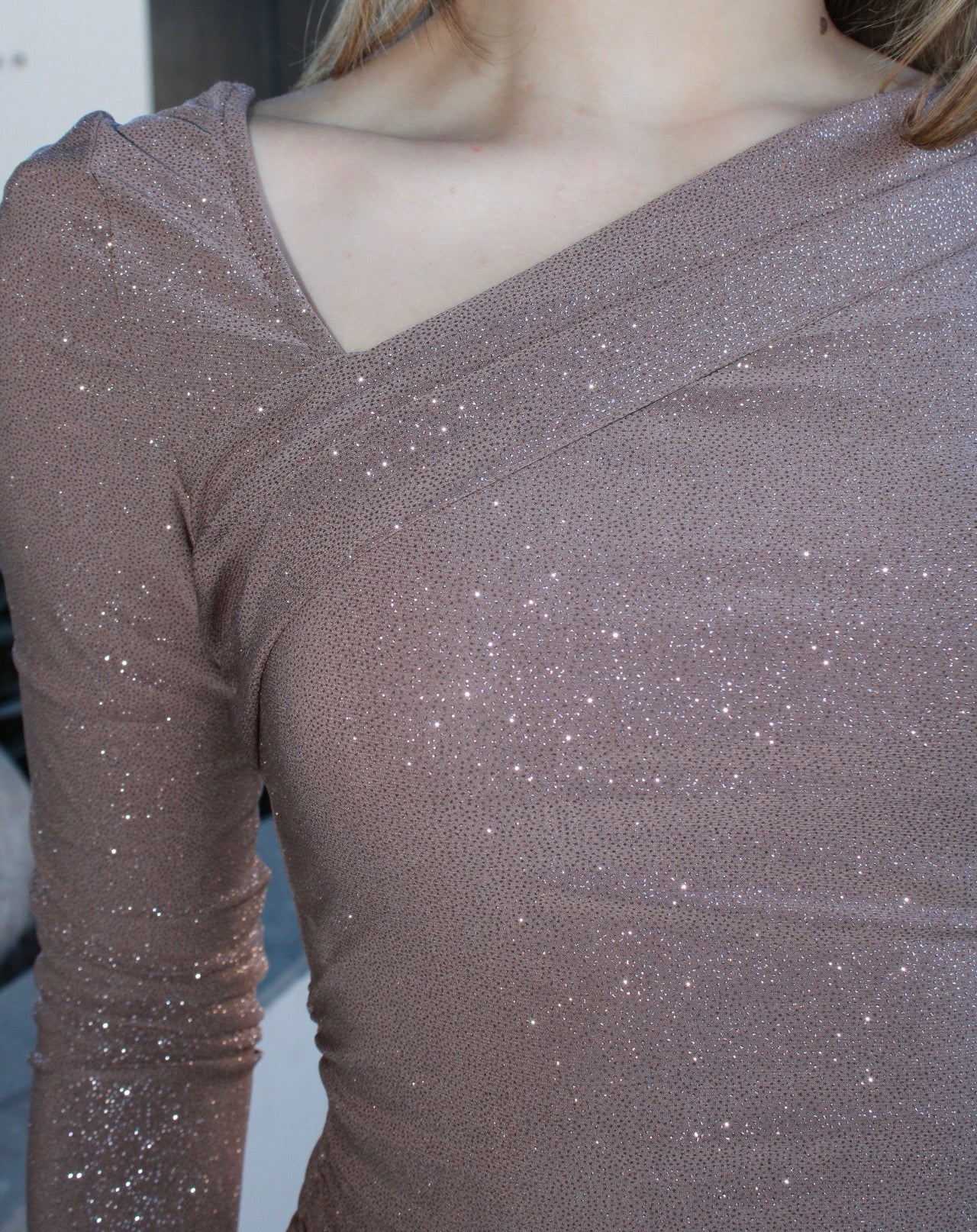 Blusa de cuello, V, asimétrico, café moca con brillos#11604