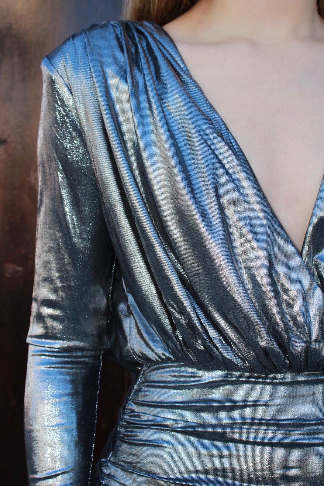 Vestido plateado, corto, manga, larga, espalda, descubierta. #11633