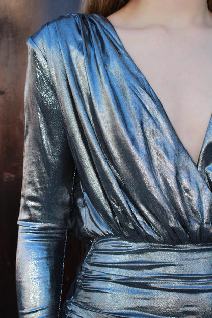 Vestido plateado, corto, manga, larga, espalda, descubierta. #11633