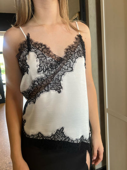 Blusa blanca con encaje negro #11819