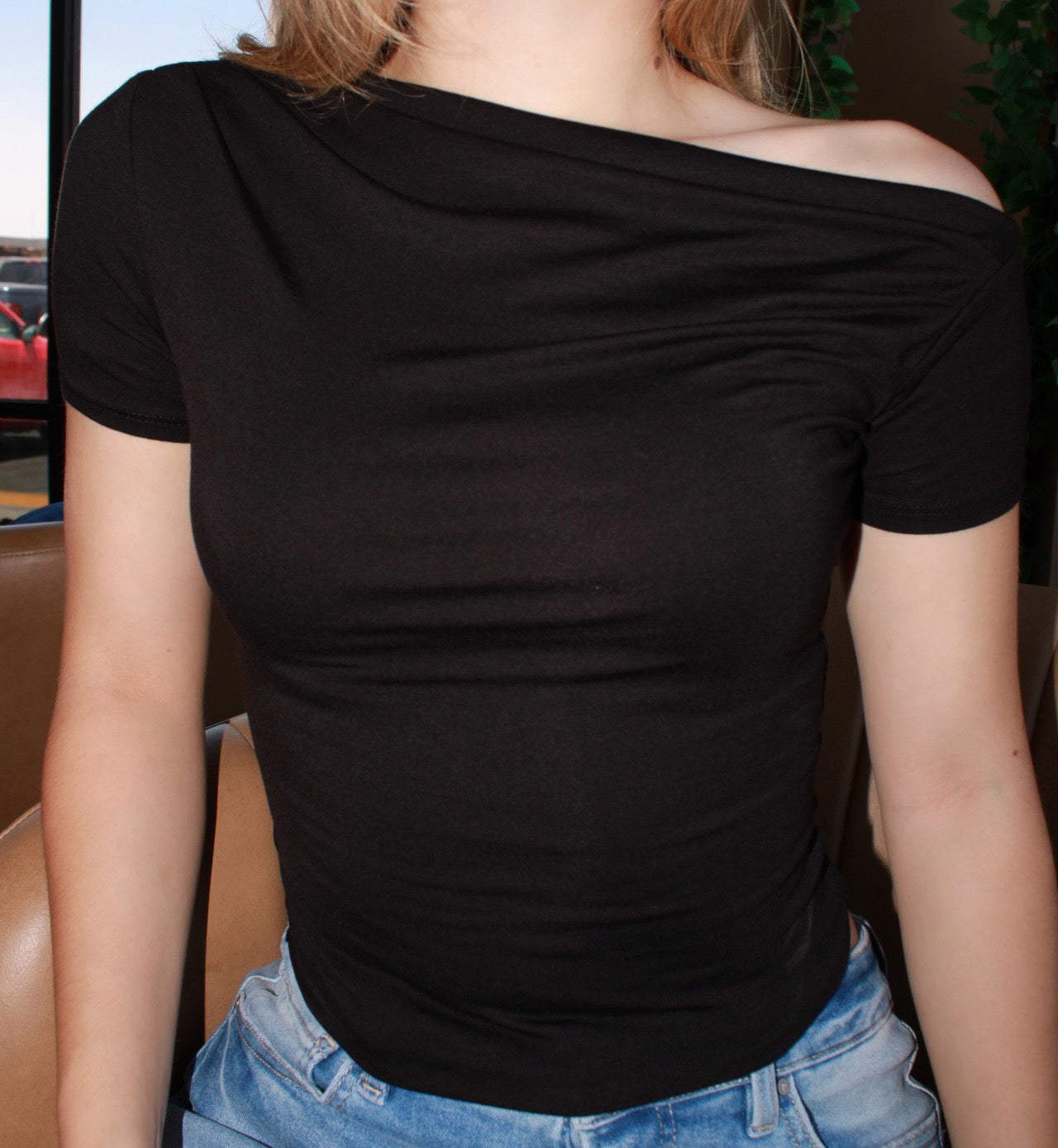 Blusa negra one shoulder con manga #11335