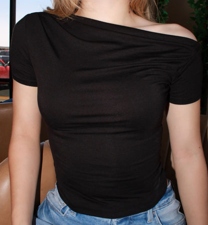 Blusa negra one shoulder con manga #11335