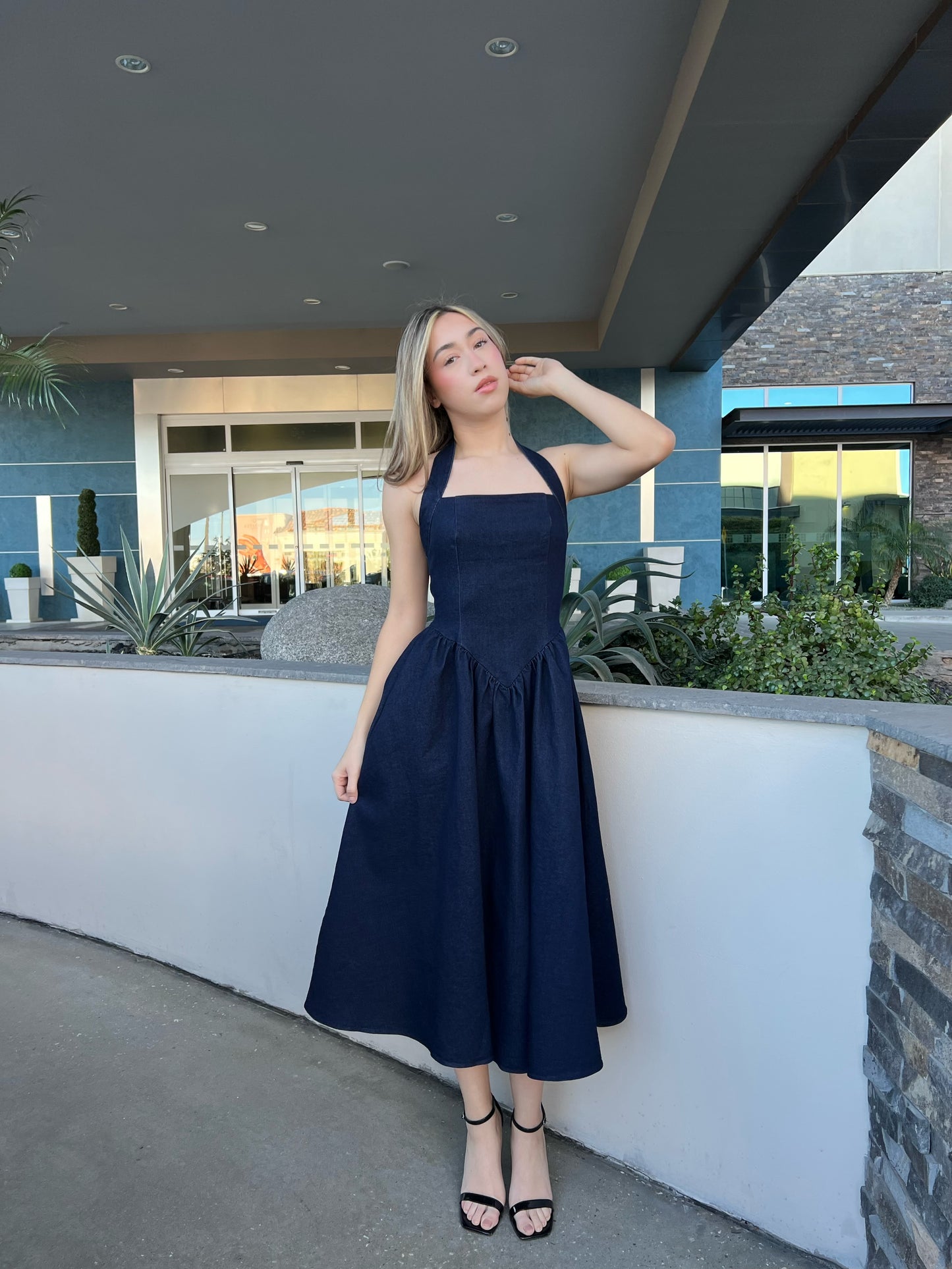 Vestido, mezclilla, oscuro, Halter mide y con vuelo #11720￼