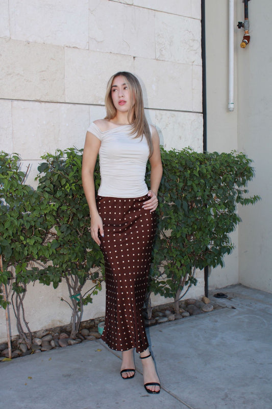 Falda café, con lunares, crema, satín Midi #11528￼