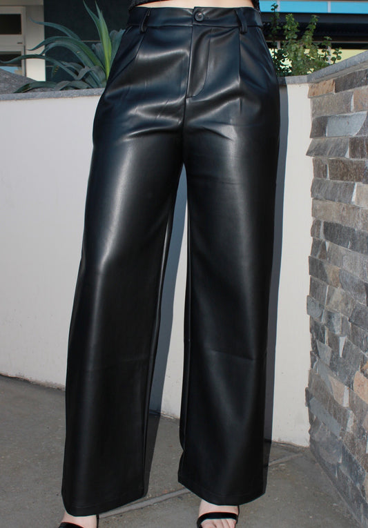 Pantalón Vinipiel negro, recto con botón #11662￼