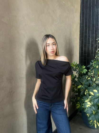 blusa negro hombro asimétrico #11835￼